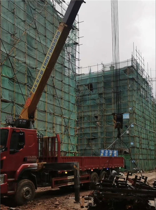 右江区“慢工细活”—— 吊车的 “微动控制” 技术